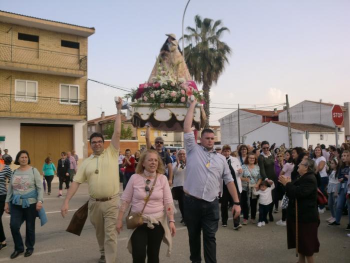 Cientos de personas acompañan a la Virgen de la Vega en su recorrido hasta Moraleja