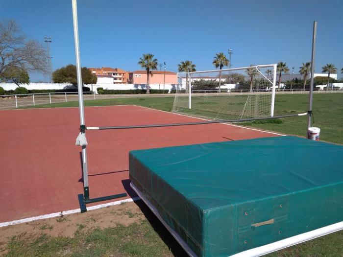 El Ayuntamiento de Moraleja dota la pista de atletismo de una zona para la práctica del salto de altura