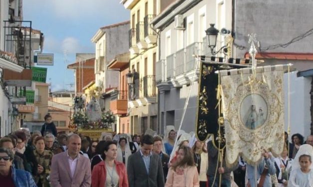 Numerosos público acompaña a la Virgen de la Vega en su recorrido por las calles de Moraleja