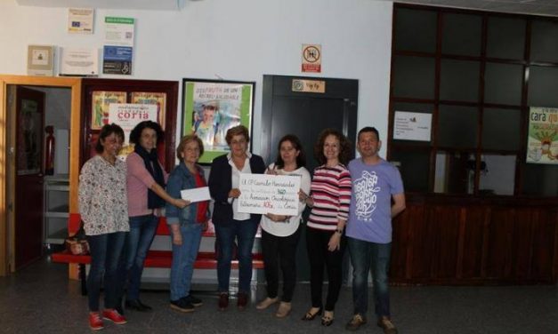 El Colegio Camilo Hernández de Coria dona la recaudación de la venta de fotos antiguas a la Asociación Oncológica