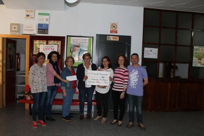 El Colegio Camilo Hernández de Coria dona la recaudación de la venta de fotos antiguas a la Asociación Oncológica