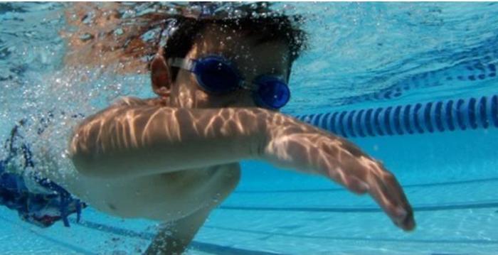 Moraleja ofrece un año más cursos de natación para niños y bebés de cara a la época estival