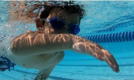 Moraleja ofrece un año más cursos de natación para mayores, niños y bebés de cara a la época estival