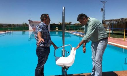 Coria instala sillas elevadoras en las piscinas de las pedanías para mejorar su accesibilidad