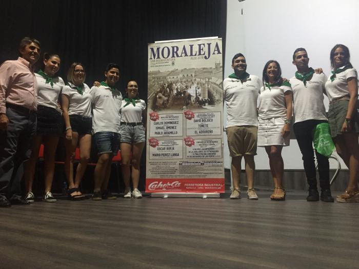 Numeroso público se cita en Moraleja para conocer el cartel de la Feria Taurina de San Buenaventura