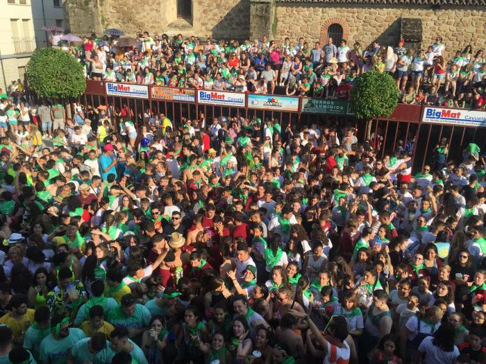 Miles de personas llenan la Plaza de España de Moraleja para dar la bienvenida a San Buenaventura
