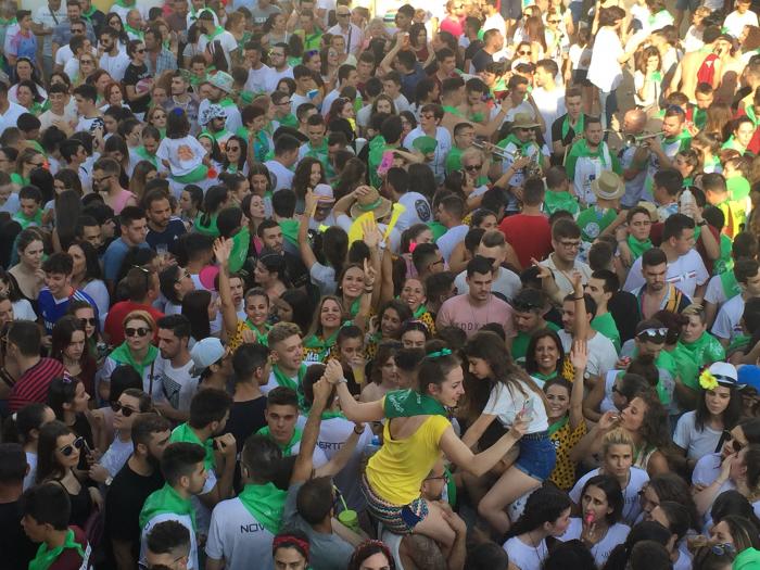 Miles de personas llenan la Plaza de España de Moraleja para dar la bienvenida a San Buenaventura