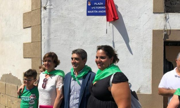 Moraleja rinde homenaje a Victorino Martín con la inauguración de la plaza que lleva su nombre