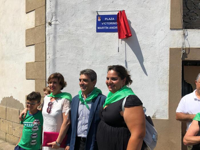 Moraleja rinde homenaje a Victorino Martín con la inauguración de la plaza que lleva su nombre