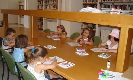 La Biblioteca Municipal Pública de Valencia de Alcántara imparte talleres para niños en el verano
