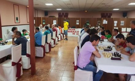 Más de una treintena de niños está participando en el XXIX Torneo Internacional Senior de Ajedrez de Moraleja