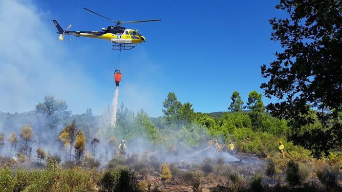 Medios aéreos y terrestres del Plan Infoex trabajan en la extinción de un incendio en Torre de Don Miguel