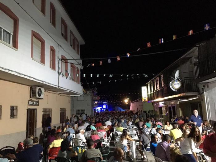 Los vecinos del barrio de Las Eras celebran sus fiestas con el III Festival Folklórico y una representación teatral