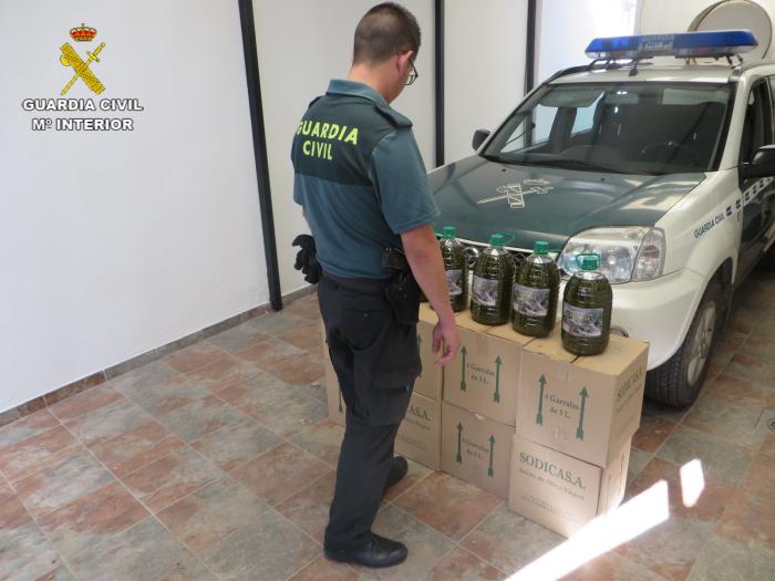 La Guardia Civil recupera 160 litros de aceite de oliva sustraídos en una almazara de Carbajo