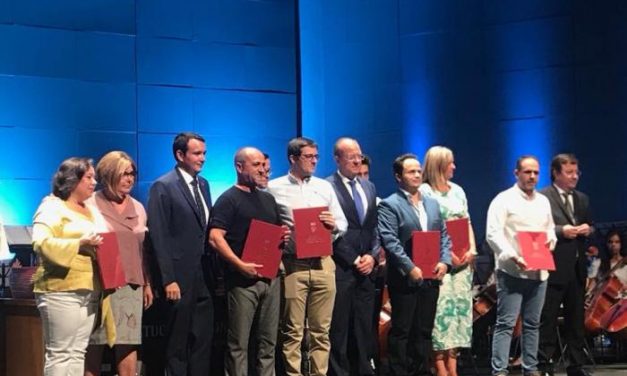 La Junta conmemora el Día de Extremadura con la entrega del Estatuto de Autonomía a 270 alcaldes