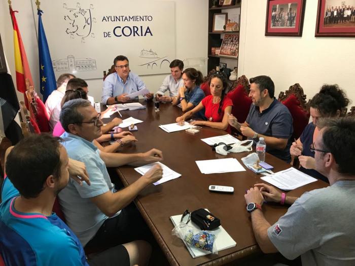 Coria firma un convenio con los clubes y asociaciones deportivas para el fomento del deporte en la ciudad
