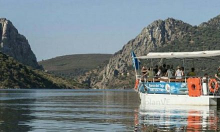 El «Barco del Tajo» estrena una nueva ruta que recorre el río Alagón desde Ceclavín y hasta los Canchos de Ramiro