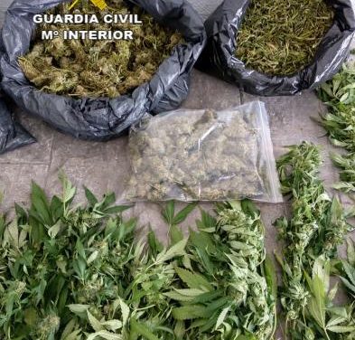 La Guardia Civil encuentra 9 kilos de marihuana en una casa  de Acebo cuando asistía a su moradora por una caída