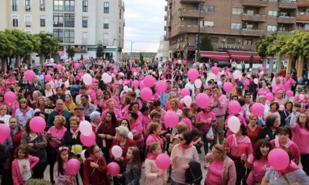 El rosa inunda las calles de Coria con una marcha contra el cáncer que ha contado con éxito de participación