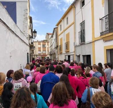 Moraleja muestra una vez más su solidaridad con los enfermos de cáncer con una multitudinaria Marcha Rosa