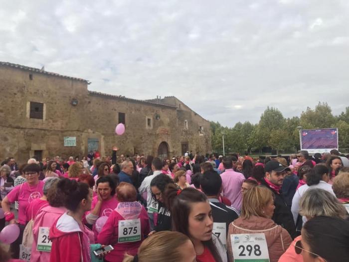 Moraleja muestra una vez más su solidaridad con los enfermos de cáncer con una multitudinaria Marcha Rosa