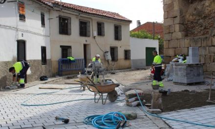 Coria está acometiendo ya la última fase del proyecto de cambio de pavimentación con trabajos en tres calles