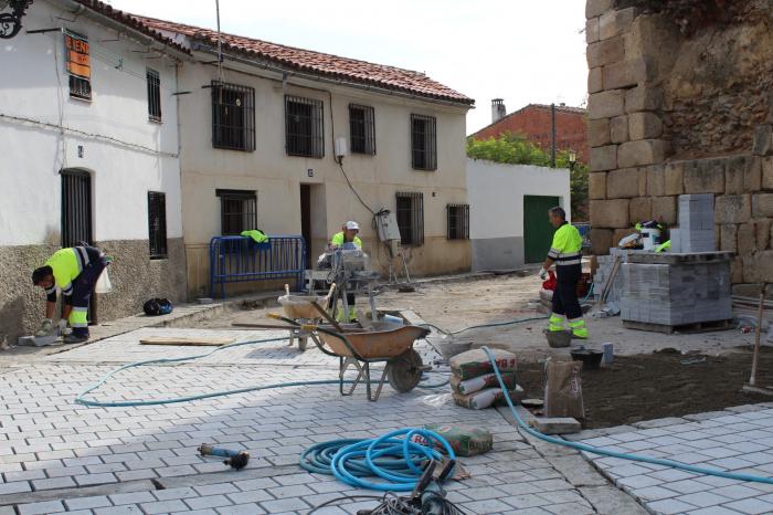 Coria está acometiendo ya la última fase del proyecto de cambio de pavimentación con trabajos en tres calles