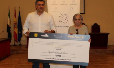 Coria entrega a la Asociación de Alzheimer los 1.000 euros conseguidos en la campaña de reciclaje «Reto Amarillo»