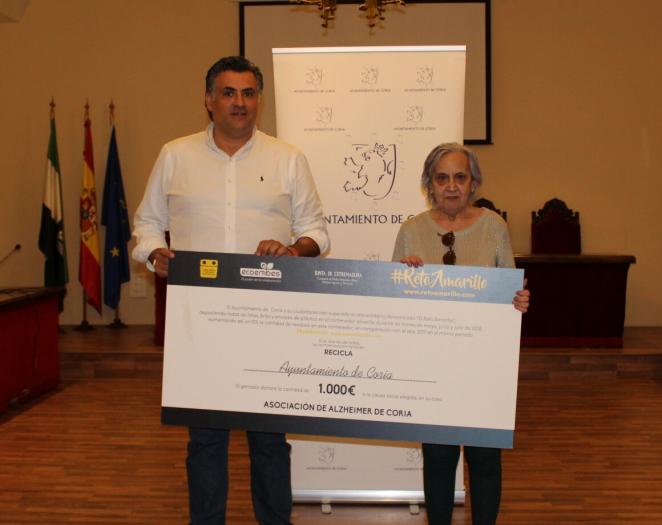 Coria entrega a la Asociación de Alzheimer los 1.000 euros conseguidos en la campaña de reciclaje «Reto Amarillo»