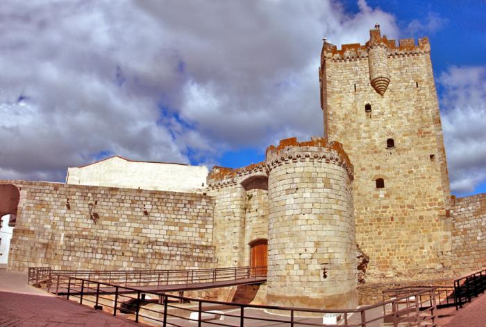 La Asociación de Amigos del Castillo de Coria celebra su primer año con un ciclo de conferencias