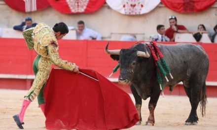 Emilio de Justo recibe el premio a la mejor faena con un toro de la ganadería de Victorino Martín