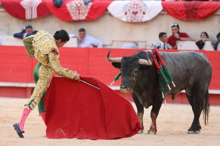 Emilio de Justo recibe el premio a la mejor faena con un toro de la ganadería de Victorino Martín