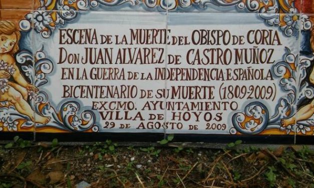 El PP de Hoyos denuncia la retirada de un mural de azulejos que homenajea al Obispo Juan Alvárez