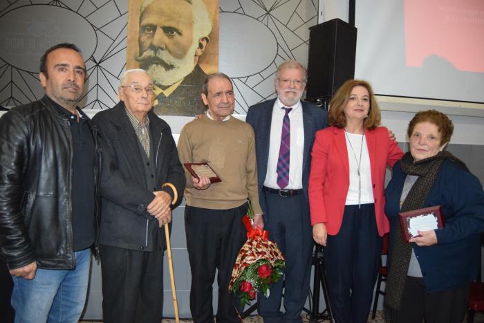 El PSOE de Cilleros homenajea a sus tres afiliados más longevos que superan los 80 años de edad