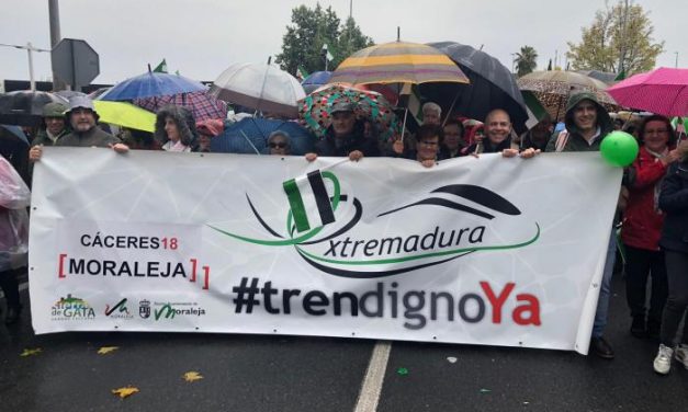 Moraleja no falta a su cita con el tren y unos 300 moralejanos participan en la manifestación de Cáceres