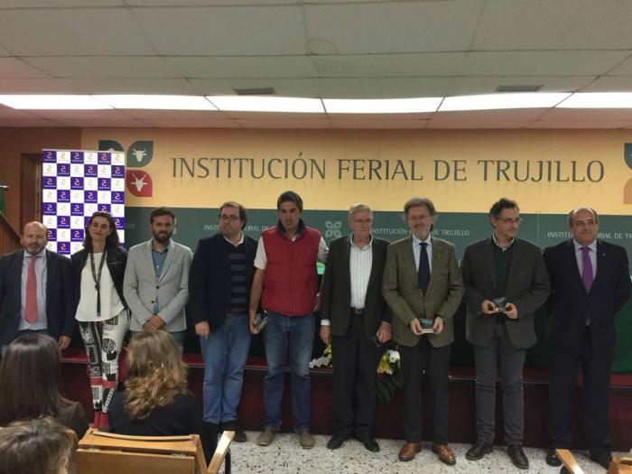 Los hermanos Heras Monduate reciben el premio al «Ganadero Más Sobresaliente» en Trujillo