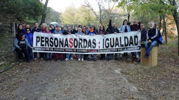 Monfragüe recibe la visita de más de 35 personas de Asociaciones de Sordos de Cáceres