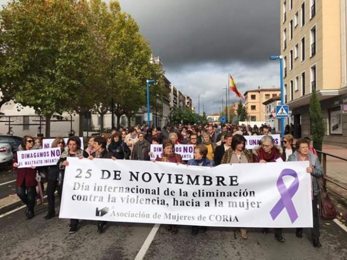 Unas 200 personas participan en la marcha contra la violencia de género celebrada en Coria