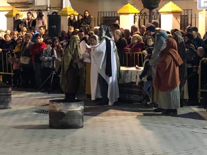 El Belén viviente de Moraleja congrega a numeroso público en la Plaza de España a pesar del frío