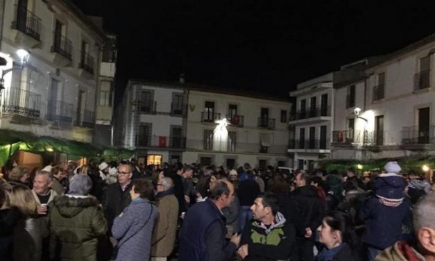 La Plaza de España de Coria reúne a numerosas personas con motivo del Belén Viviente
