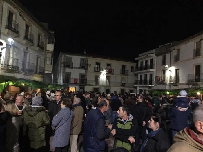 La Plaza de España de Coria reúne a numerosas personas con motivo del Belén Viviente