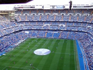 El Ayuntamiento de Aliseda ha instalado 400 sillas en el pabellón concedidas por el Santiago Bernabéu