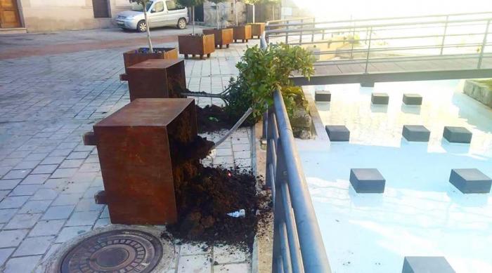 Los actos vandálicos afectan a la parte antigua de Coria con el derribo de maceteros en la Plaza de la Cava