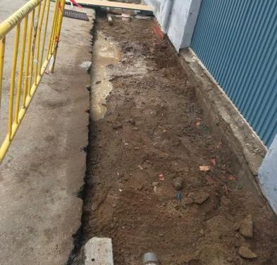 El Ayuntamiento de Moraleja continúa con las obras para el cambio de acerado en la calle Río Miño