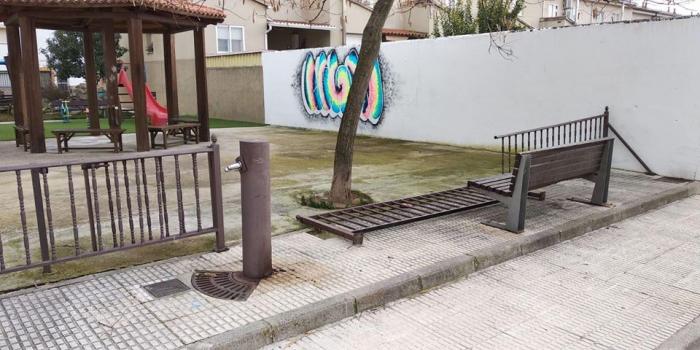 El PP de Moraleja denuncia actos vandálicos en las zonas de juego infantiles y acusa al consistorio de «dejadez»
