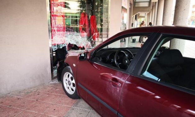Roban en una tienda de ropa deportiva de Coria mediante el método del alunizaje con un coche robado