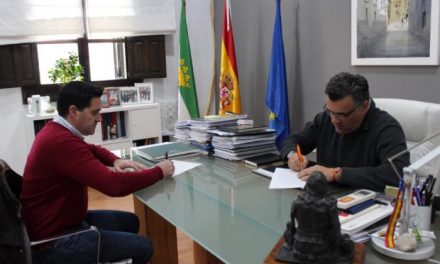 El Ayuntamiento de Coria firma el contrato para la ejecución de las obras de la nueva pista de skate
