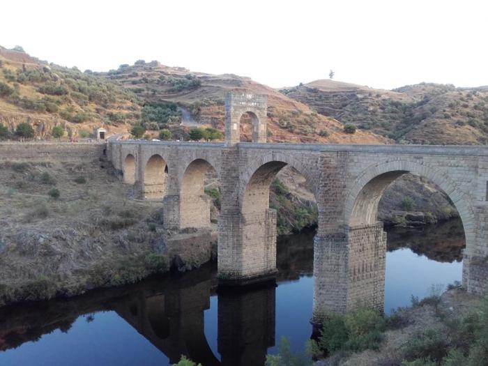 Una marcha «romana» recorrerá el entorno del Puente de Alcántara para pedir su puesta en valor