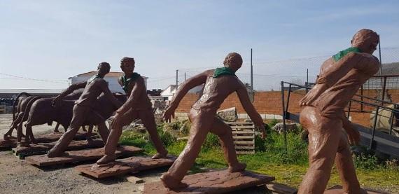 El Ayuntamiento de Moraleja recupera la escultura del encierro para colocarla en la rotonda de la EX-A1