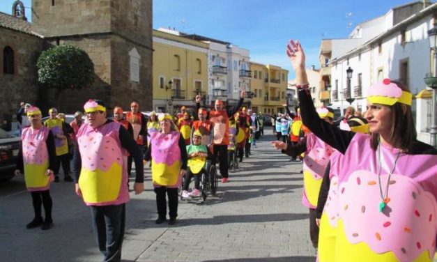Los ususarios de Mensajeros de la Paz llenan de color y sabor las calles de Moraleja con su desfile de Carnaval